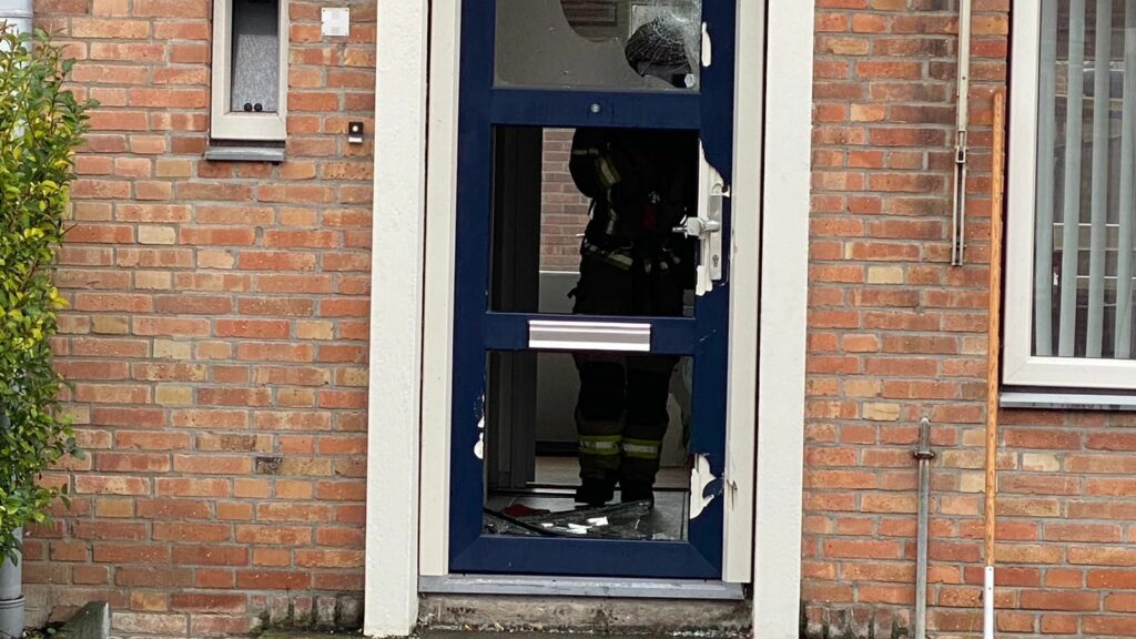 Brandweer Forceert Voordeur Na Melding Van Rookontwikkeling In Huis ...